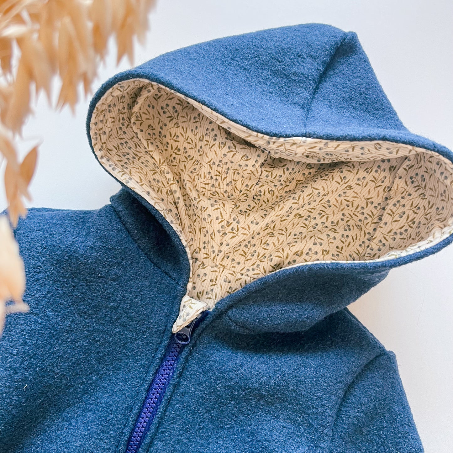 Montessori Walkjacke in Blau mit Blaubeerpflanze, magnetischen Reißverschluss