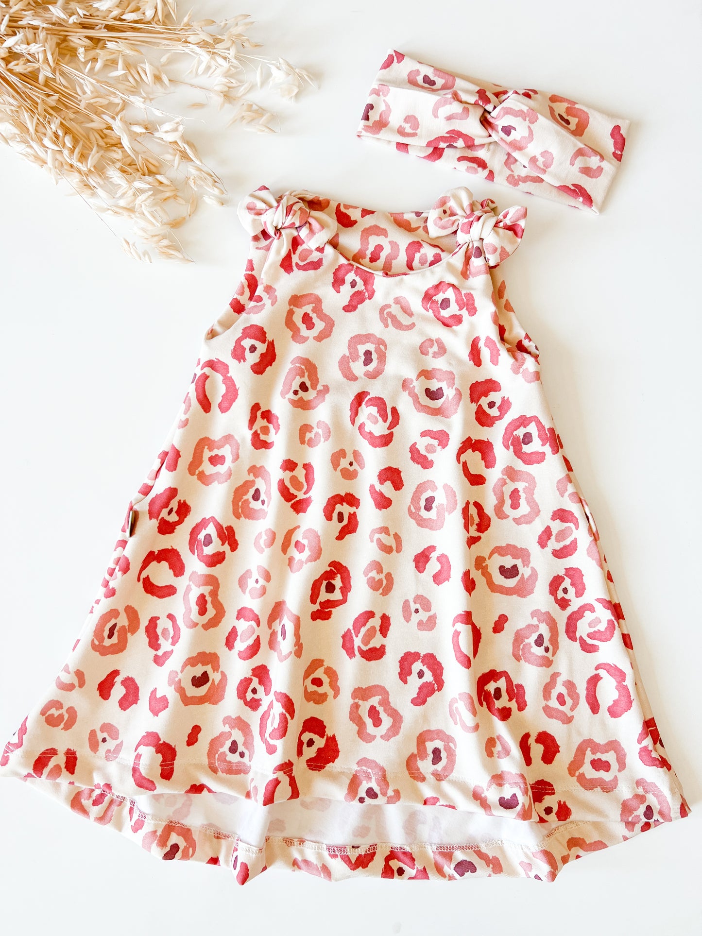 Mädchenkleid mit Schleife und Zipfelsaum, Leo Blumen