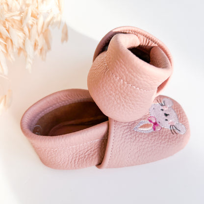 Krabbelschuhe mit Namen und Hasen in rosa