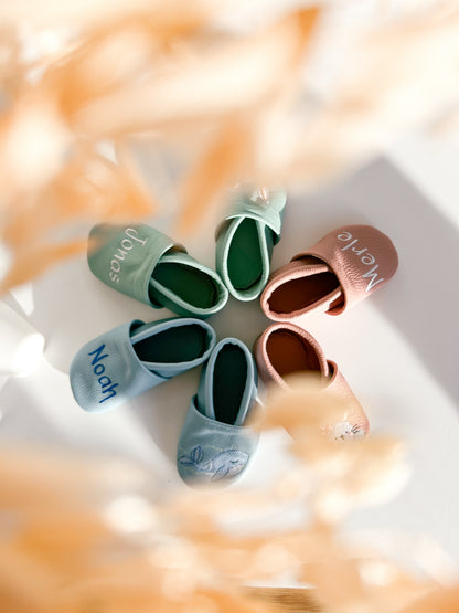 Krabbelschuhe mit Namen und Wal in blau