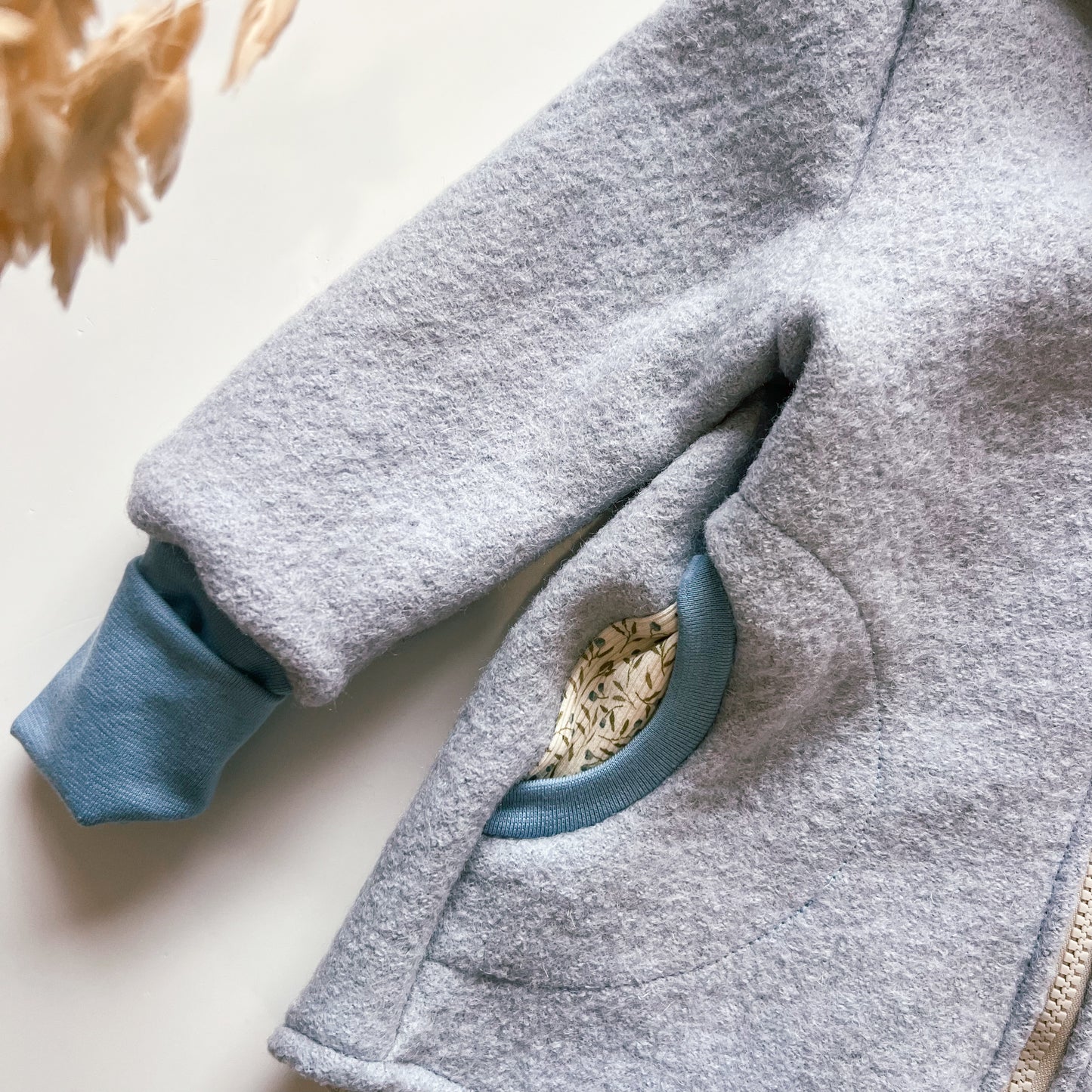 Montessori Walkjacke in Blau mit  Blaubeerpflanze, magnetischen Reißverschluss