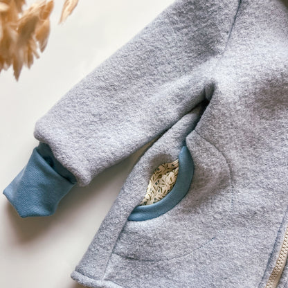 Montessori Walkjacke in Blau mit  Blaubeerpflanze, magnetischen Reißverschluss