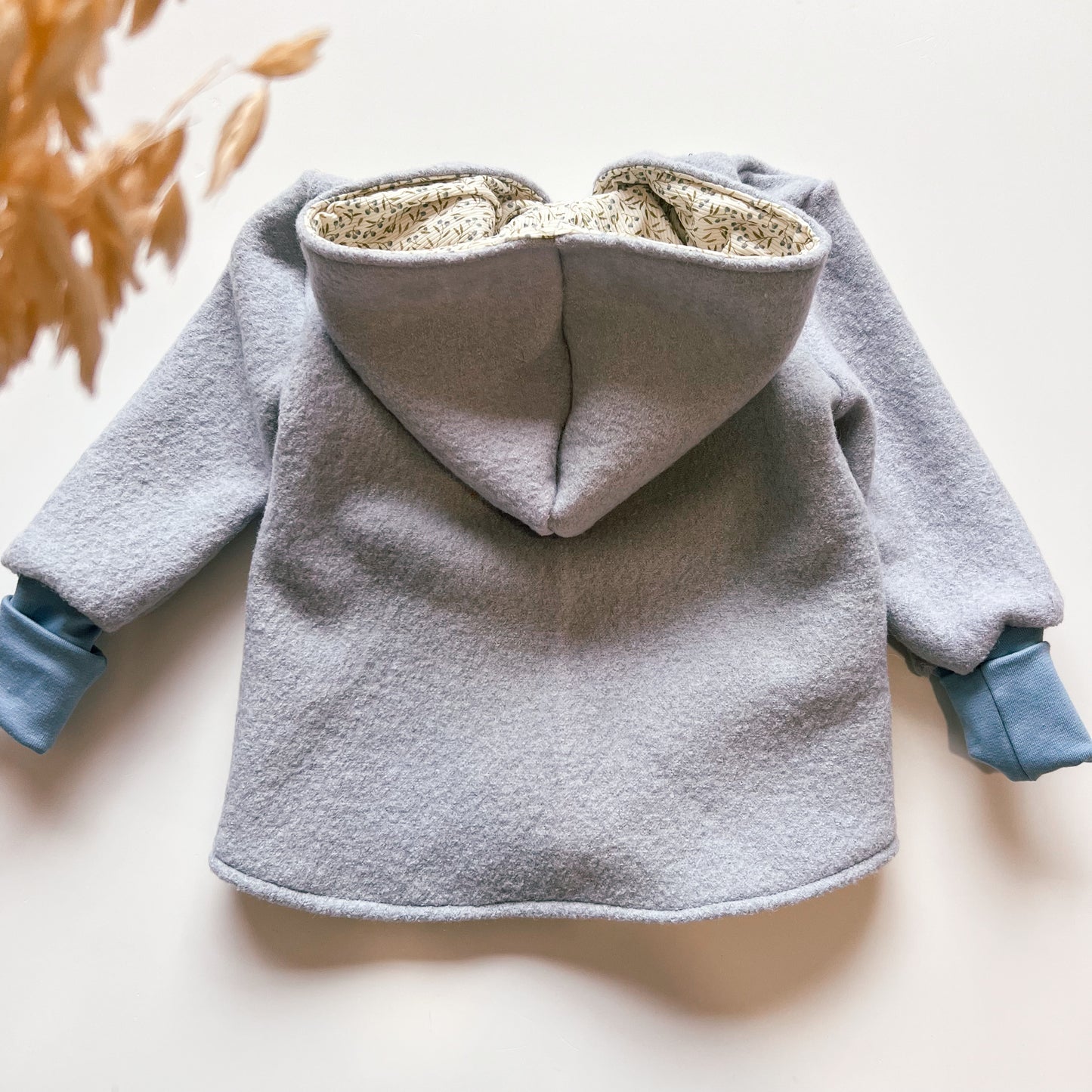 Montessori Walkjacke in Blau mit  Blaubeerpflanze, magnetischen Reißverschluss