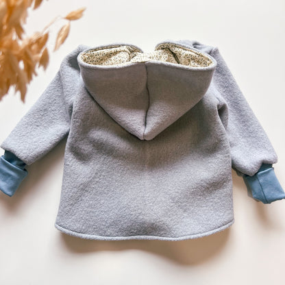 Montessori Walkjacke in Blau mit  Blaubeerpflanze, magnetischen Reißverschluss