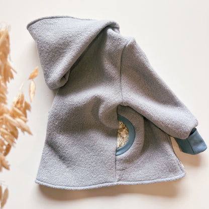 Montessori Walkjacke in Blau mit  Blaubeerpflanze, magnetischen Reißverschluss