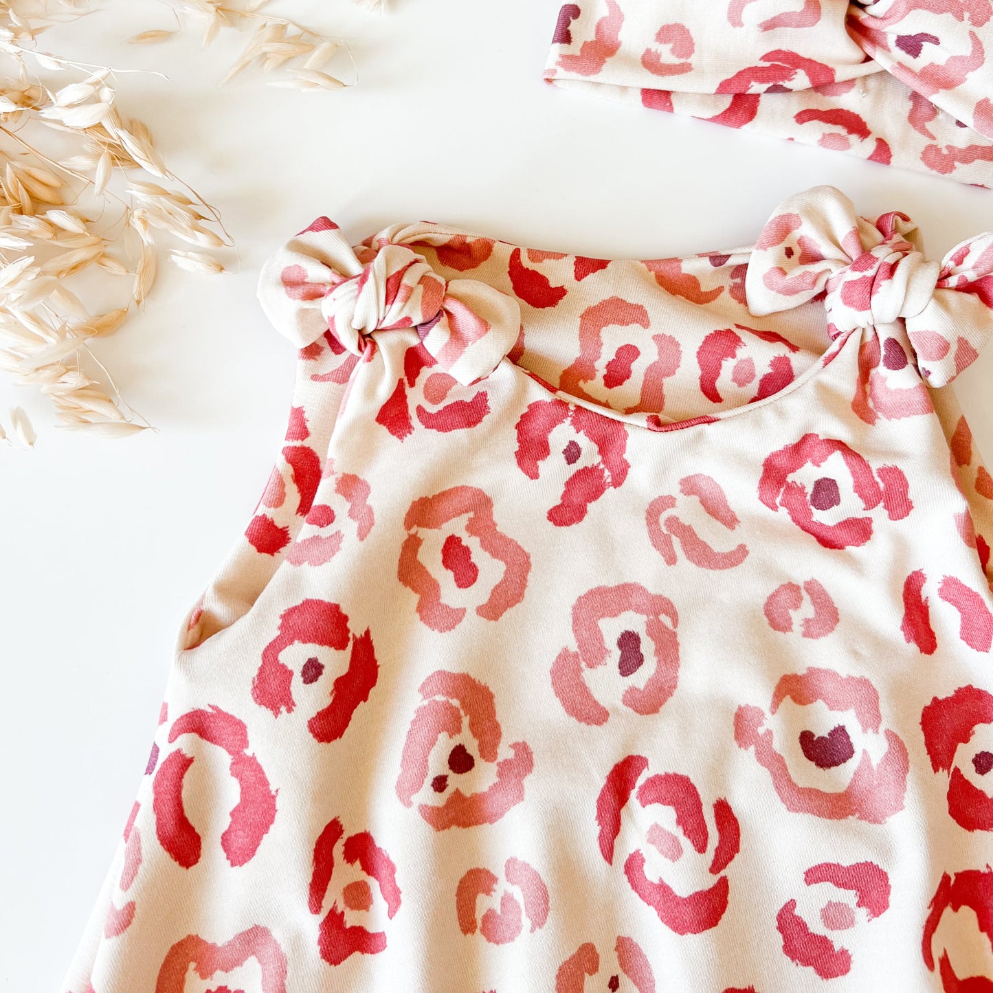 Mädchenkleid mit Schleife und Zipfelsaum, Leo Blumen