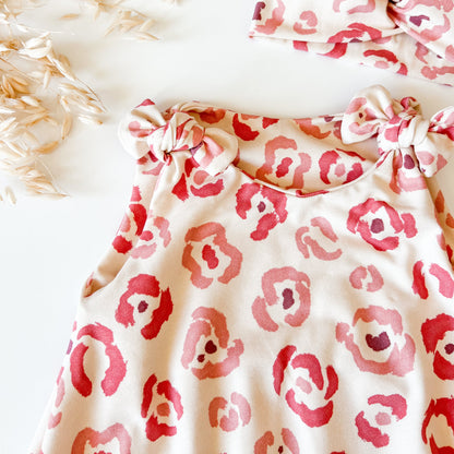 Mädchenkleid mit Schleife und Zipfelsaum, Leo Blumen