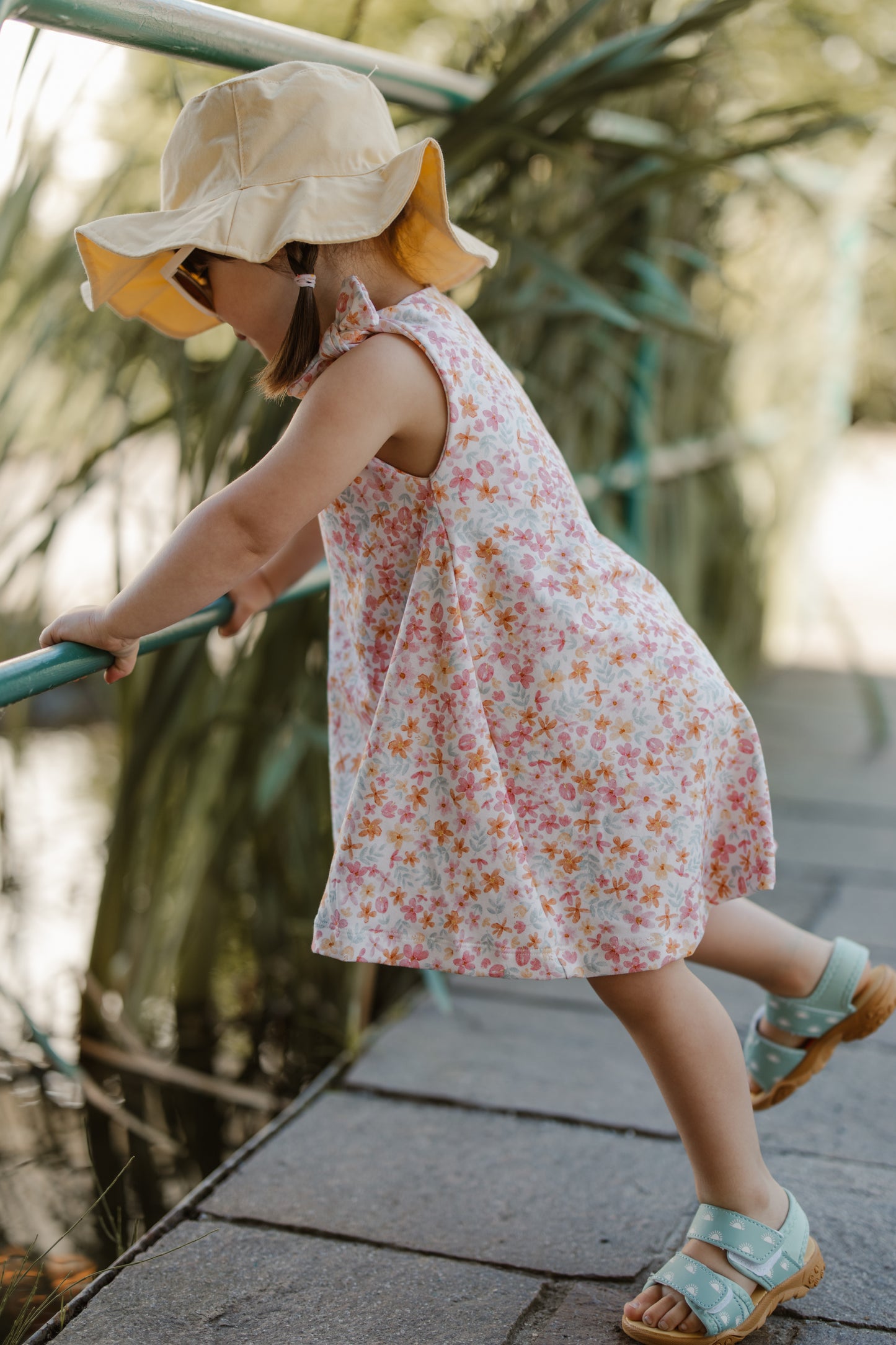 Mädchenkleid mit Schleife und Zipfelsaum, Sommer Blumen