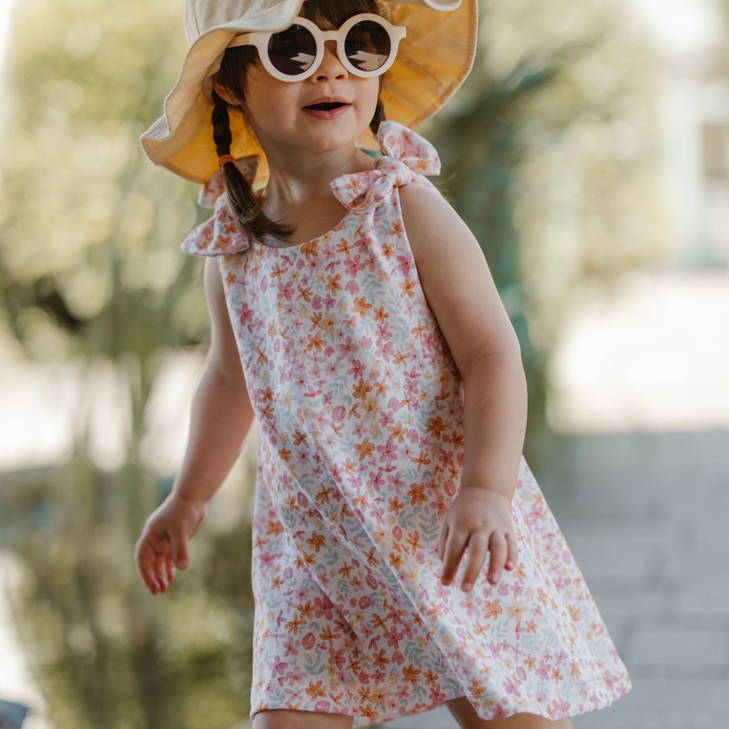 Mädchenkleid mit Schleife und Zipfelsaum, Sommer Blumen