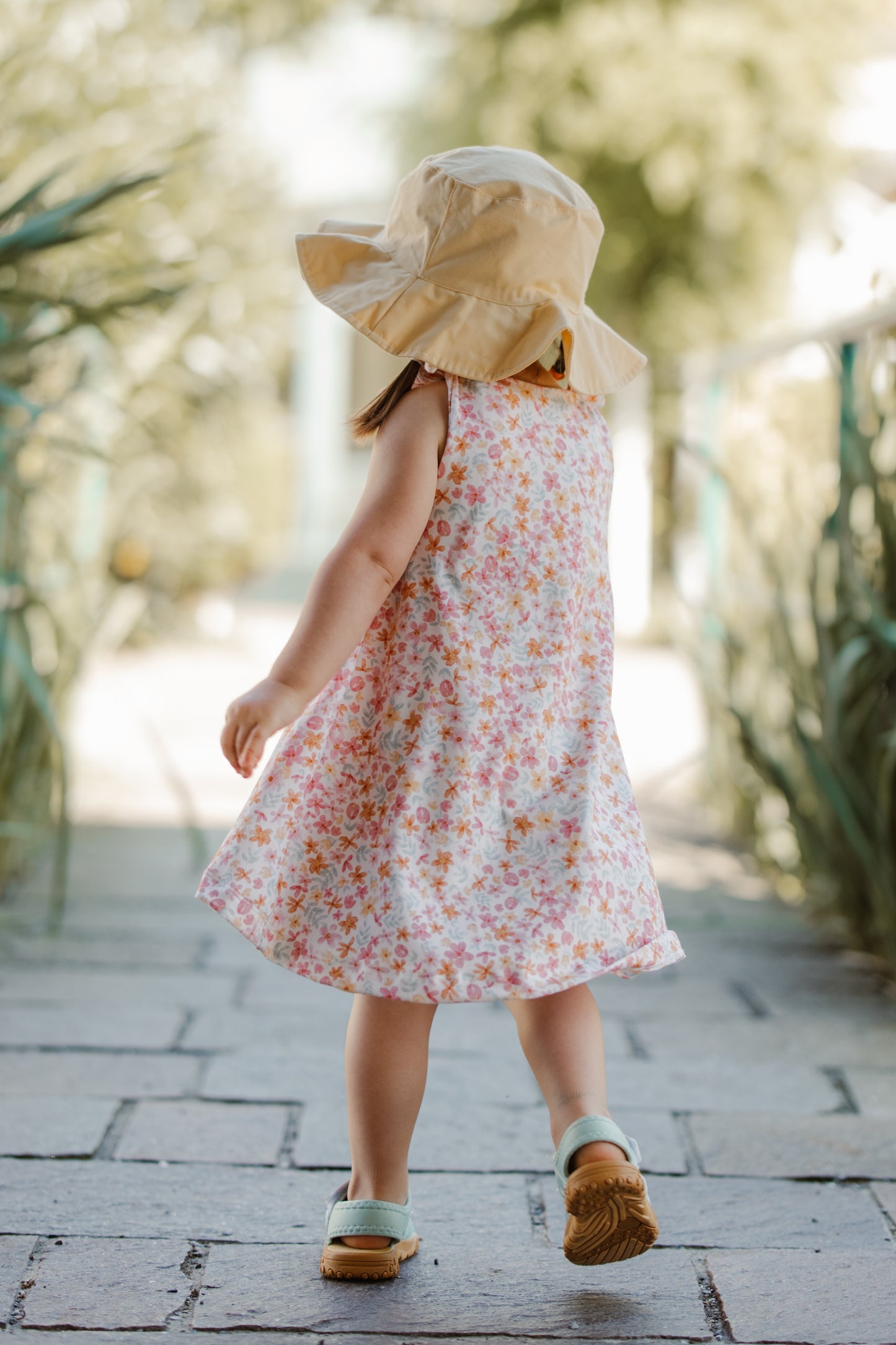 Mädchenkleid mit Schleife und Zipfelsaum, Sommer Blumen