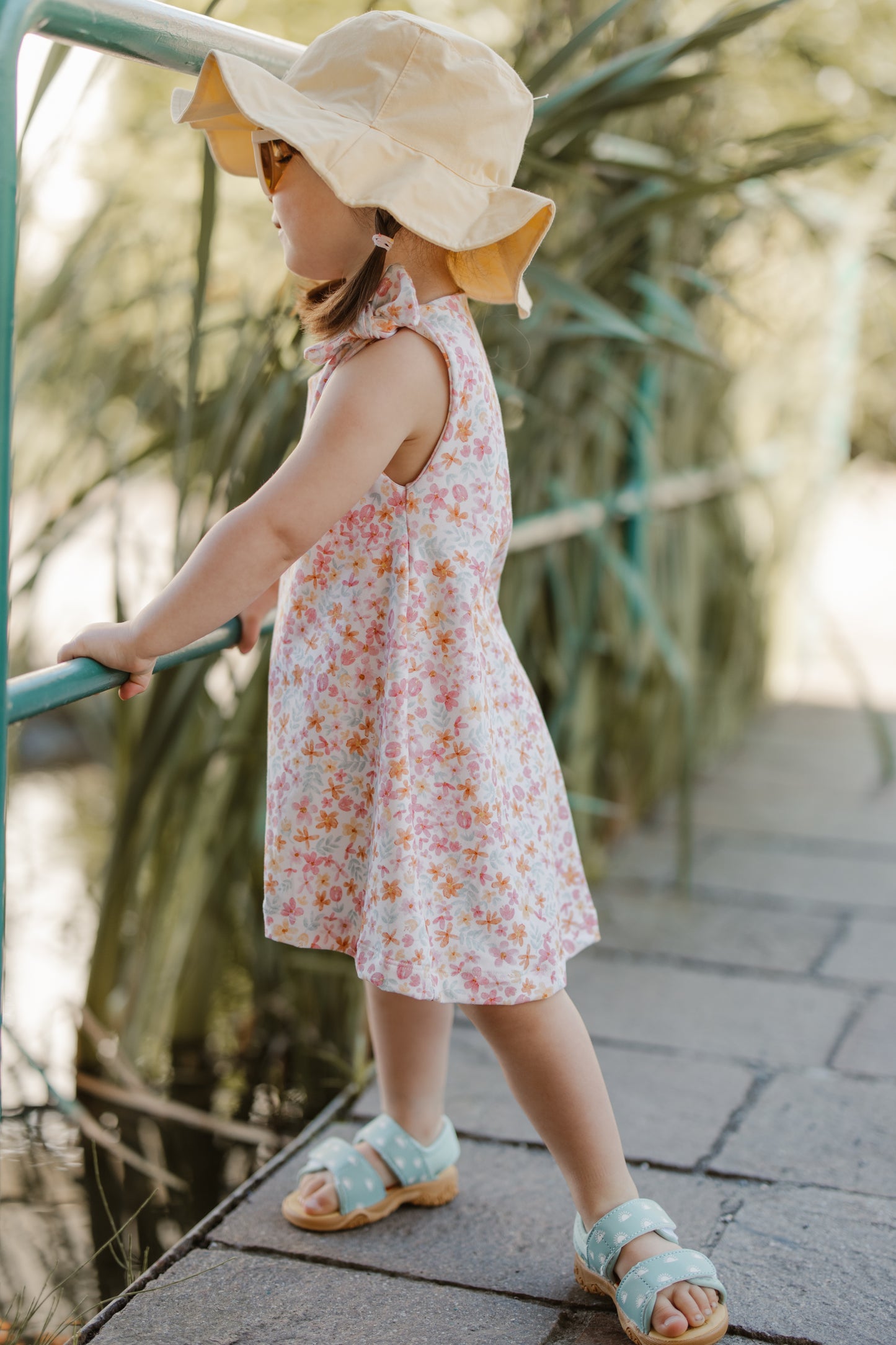 Mädchenkleid mit Schleife und Zipfelsaum, Sommer Blumen