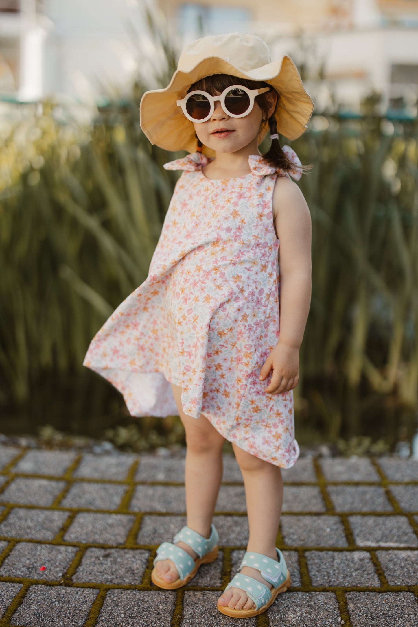 Mädchenkleid mit Schleife und Zipfelsaum, Sommer Blumen